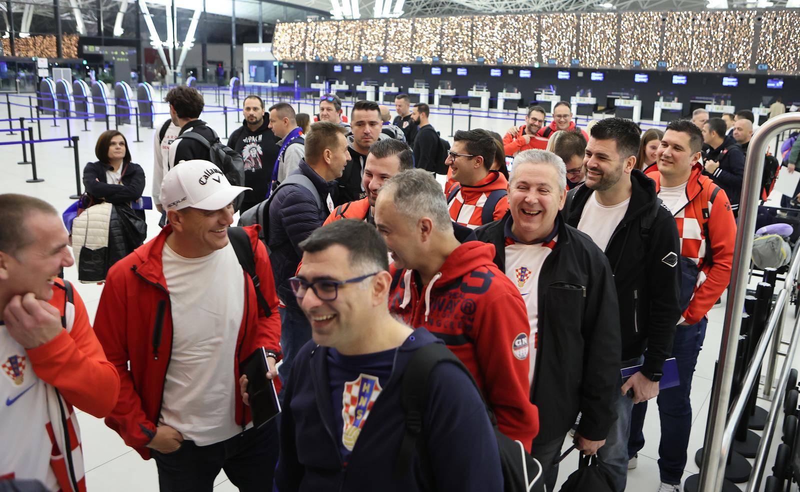 Zagrebu: U Zračnoj luci Franjo Tuđman okupili su se navijači prije odlaska u Katar na utakmicu između Hrvatske i Maroka