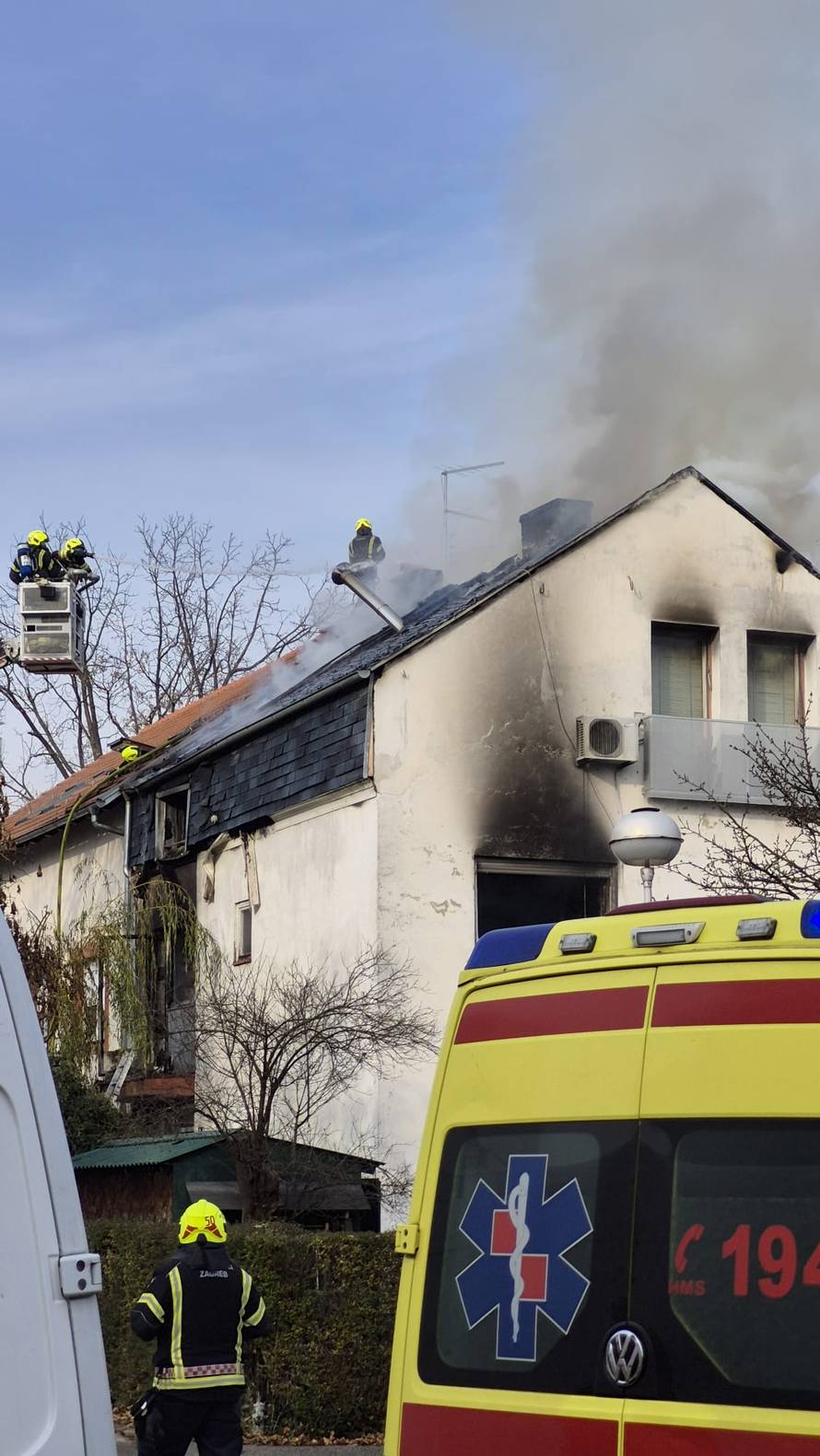 VIDEO Buktinja u Maksimiru: Zapalila se kuća, širi se crni dim