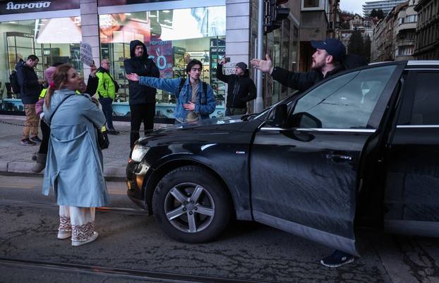 Sarajevo: Neki od prosvjednika sukobili se s vozačima koji ne mogu prolaziti cestom
