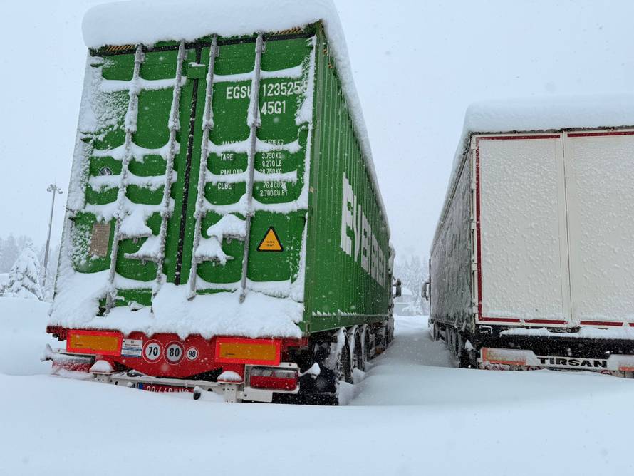 Gusti snijeg paralizirao Gorski kotar: 'Mećava je, probijamo se do Zagreba. Neumorno pada!'
