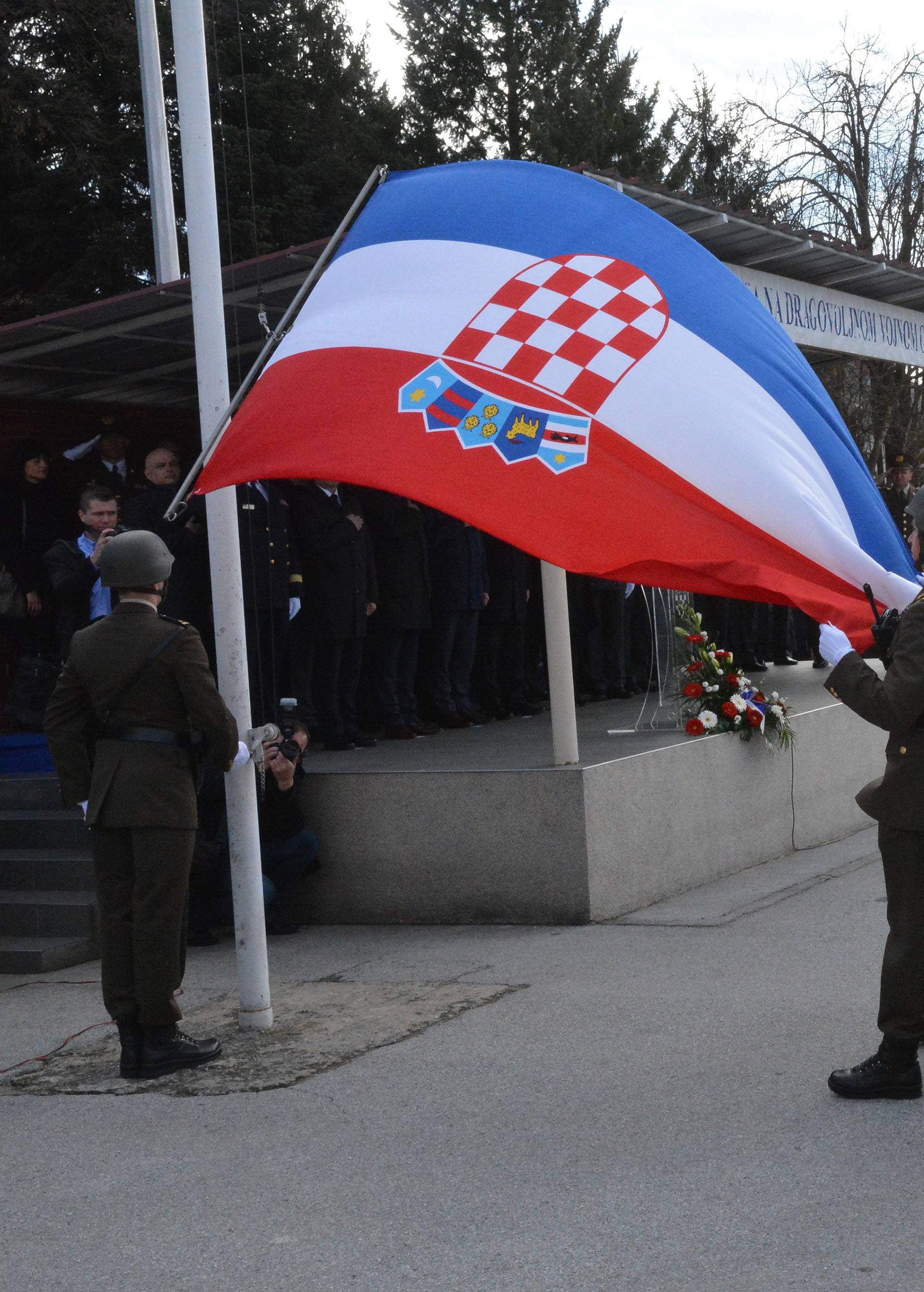 Kolinda dobrovoljcima: 'Vi ste nasljednici hrvatskih branitelja'