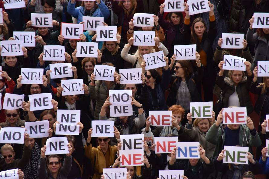 Pula: Nastavnici štrajkaši snimaju milenijsku fotografiju u obliku slova ne