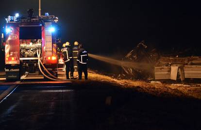 Na autocesti Bregana-Lipovac cisterna se prevrnula i zapalila