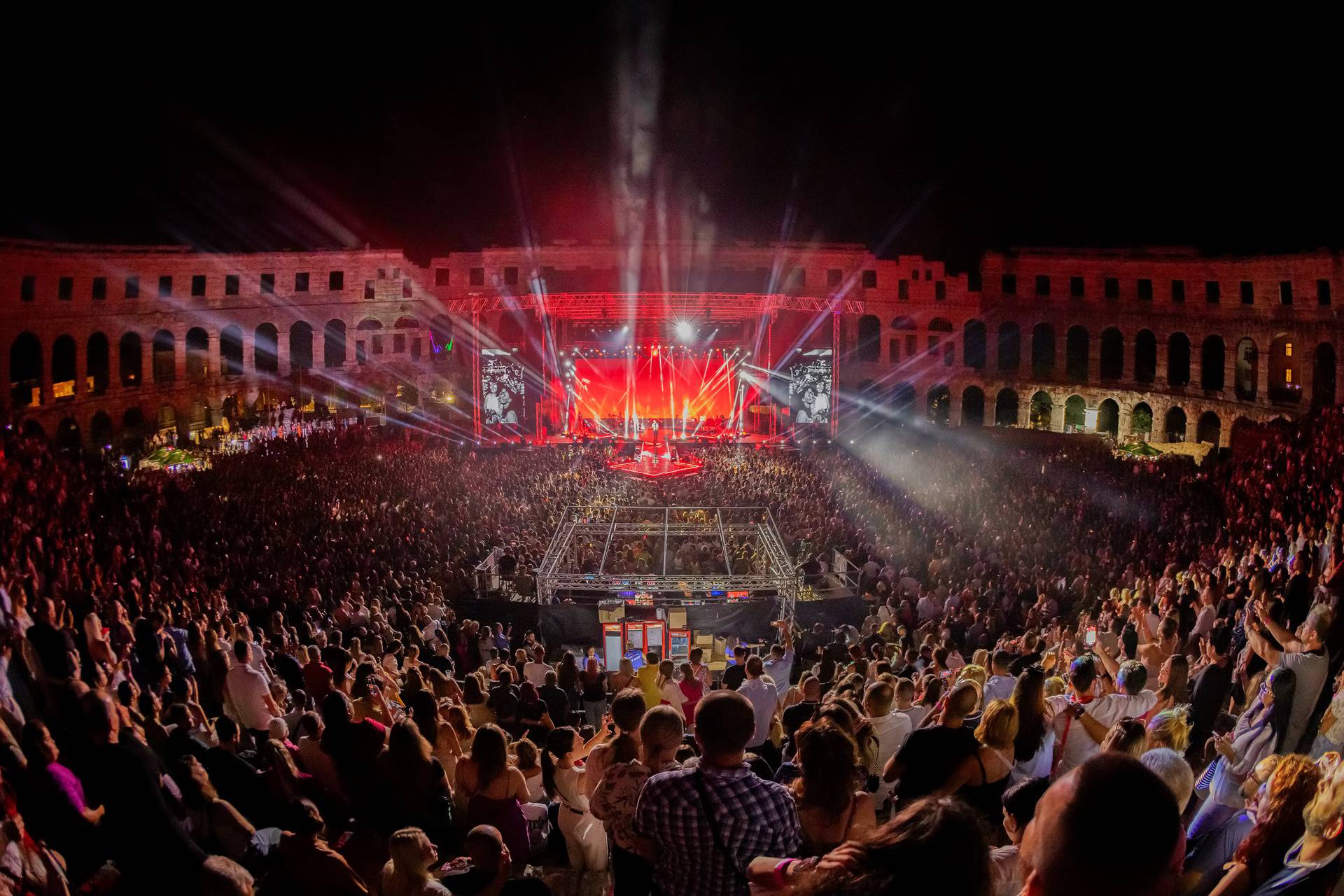 Prepuna pulska Arena pjevala je uz Merlina: 'Osvijetlimo jedni drugima put da ne zalutamo'