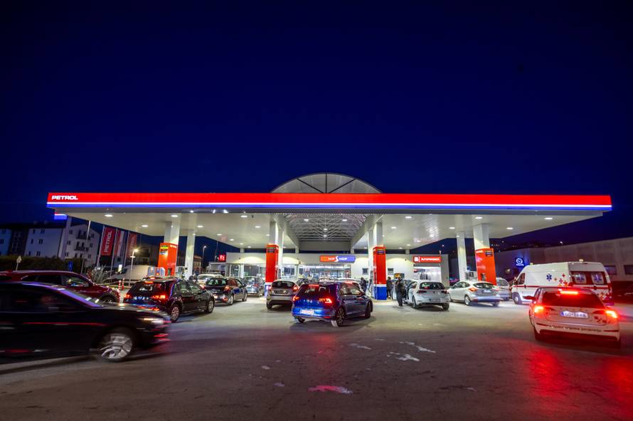 Pula: Automobili na benzinskim pumpama uoči sutrašnjeg poskupljenja benzina
