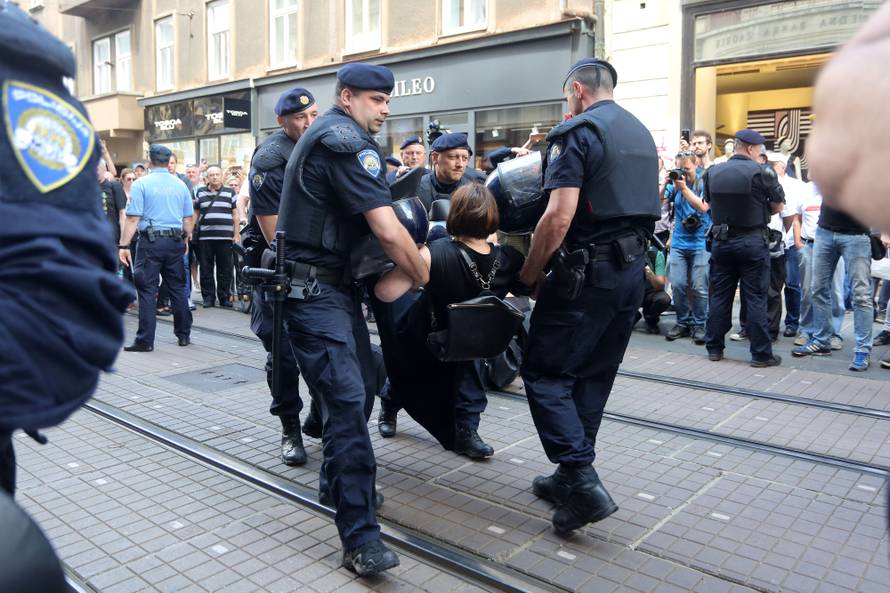 Sjeli na pločnik i blokirali 'Hod za život': Odnijeli ih u maricu