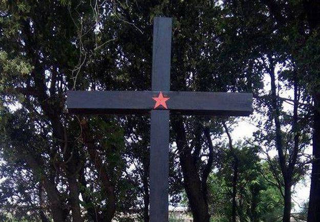 Na križ je zalijepio zvijezdu: "Pokojnici su bili komunisti"