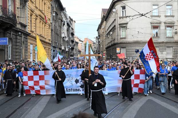 Zagreb: Povorka Antunovskog hoda na putu prema bazilici svetog Antuna Padovanskog