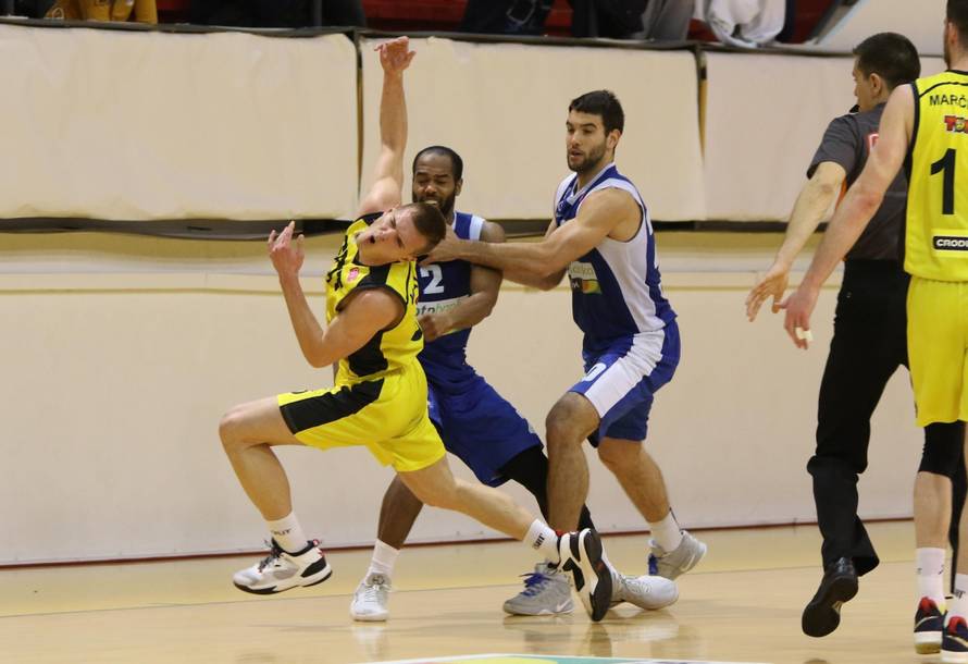 Zadrov Amerikanac nokautirao igrača Splita! Nastao je kaos...