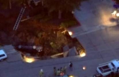 Kalifornija: Ogromna rupa na cesti 'progutala' auto 