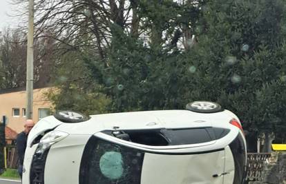 FOTO Auto se prevrnuo na krov i zaustavio na kolniku, a vozačica (51) srećom prošla bez ozljeda