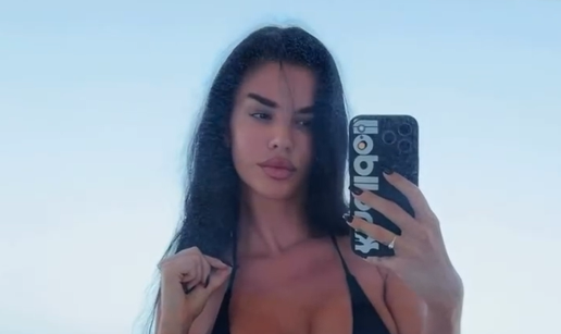 FOTO Bikini Ivane Knoll jedva je zadr&zcaron;ao njezine bujne grudi, pogledajte kako joj stoji