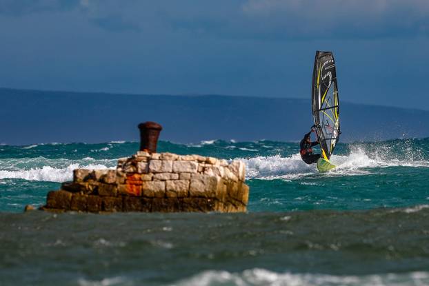 Kajteri i surferi uživaju u svojim izvedbama u valovitom moru