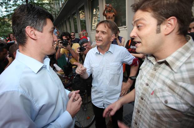 ARHIVA - 2010. Zagreb: Aktivisti za Varšavsku prosvjedovali pred sjedištem SDP-a 