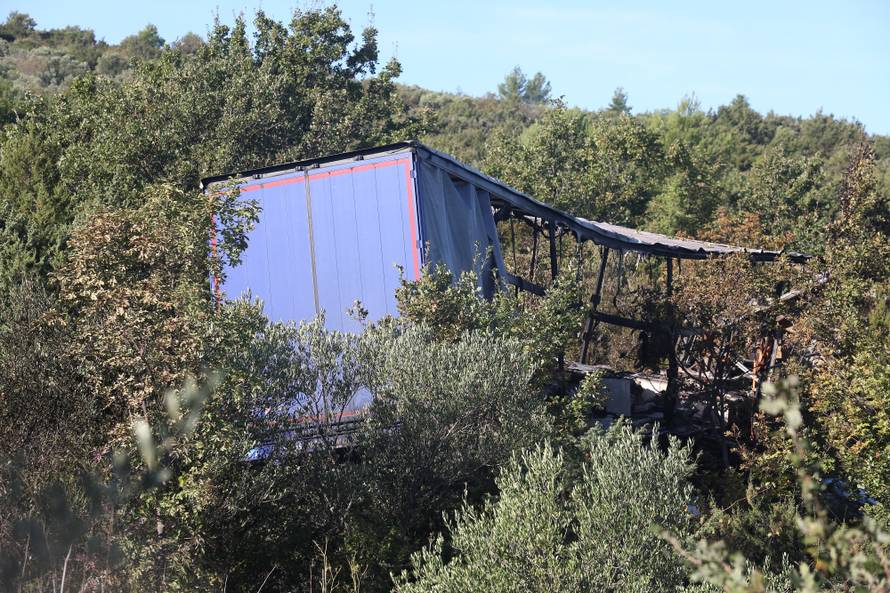Stravična smrt: Tegljač sletio s ceste i zapalio se, vozač izgorio
