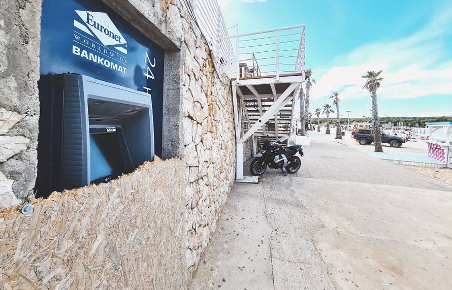 Zrće izgleda k'o površina Marsa s rejvom u pozadini. Rade dva kluba. A menadžeri - konobare