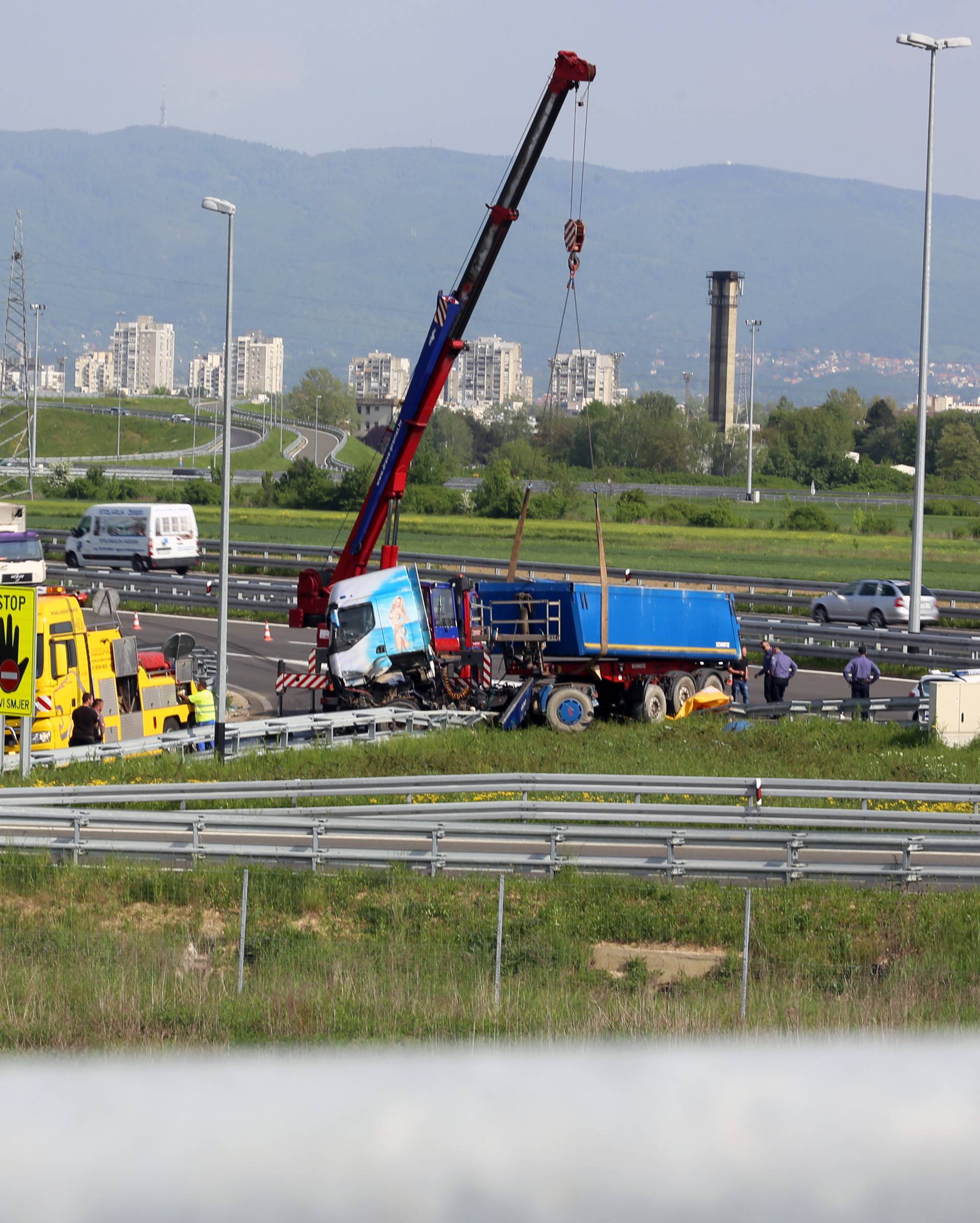 Nesreća kod čvora Veliko Polje: Sudarila se dva tegljača i auto