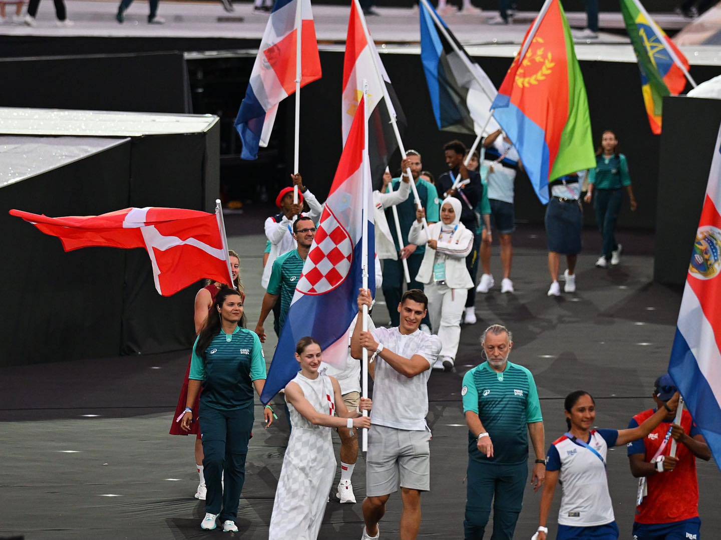 Lena Stojković i Ivan Šapina su nosili hrvatsku zastavu na zatvaranju Olimpijskih igara