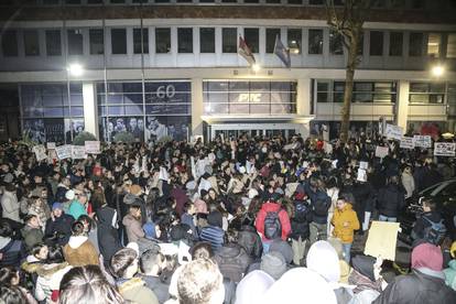 FOTO Dramatične scene u Srbiji: Studenti prosvjedovali ispred zgrade RTS-a. 'Vučiću, stop!'