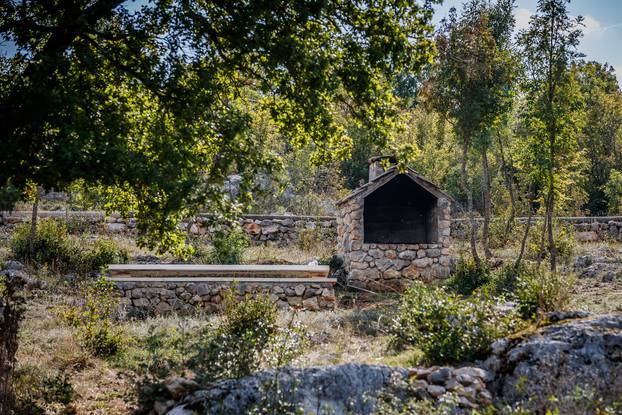 Malo ljudi zna za ove misteriozne bunare u Dalmatinskoj zagori, legenda kaže da nikad nisu presušili