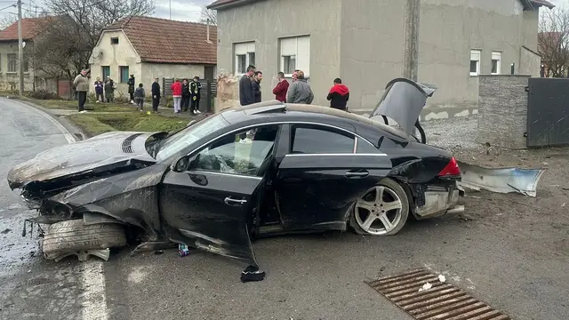 Vozio Mercedes bez vozačke pa se zabio u zid kuće: Vozač (26) i putnica (21) lakše ozlijeđeni