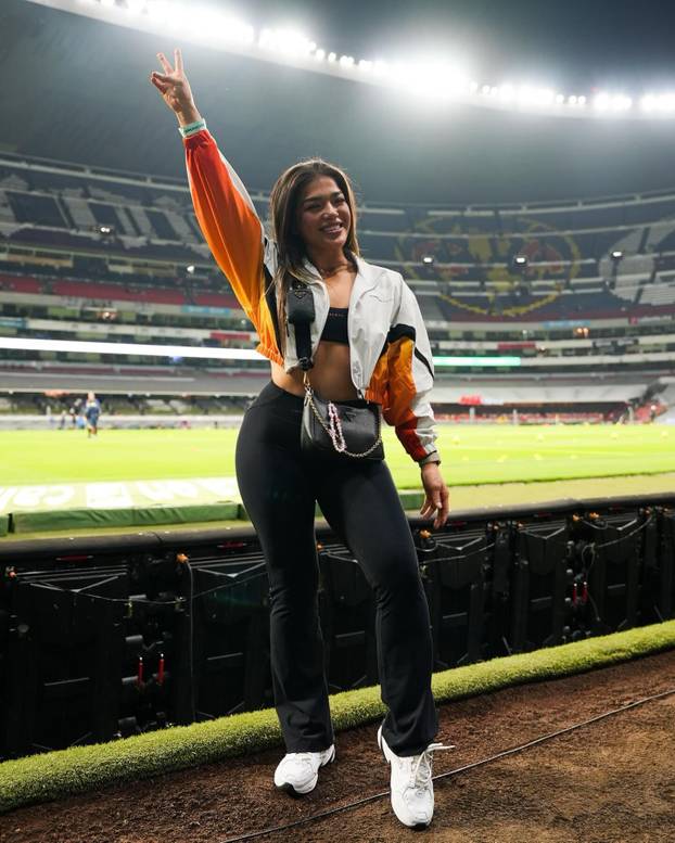 FOTO Atraktivna borkinja UFC-a i Playboyeva zečica snimile su kako se hrvaju. Fanovi u ekstazi