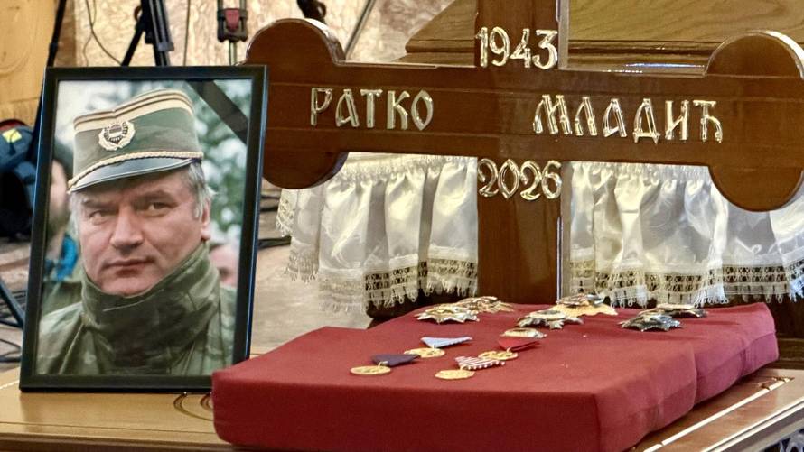 Beograd: Kovčeg s tijelom ratnog zločinca Ratka Mladića izloženo je u Crkvi Svetog apostola Luke
