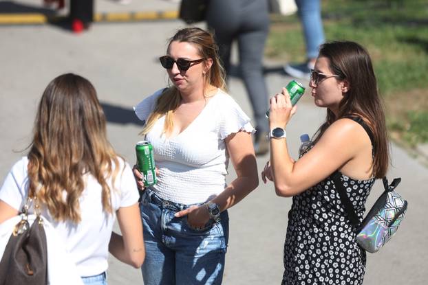 Zagreb: Građani se okupljaju duž trase vojnog mimohoda