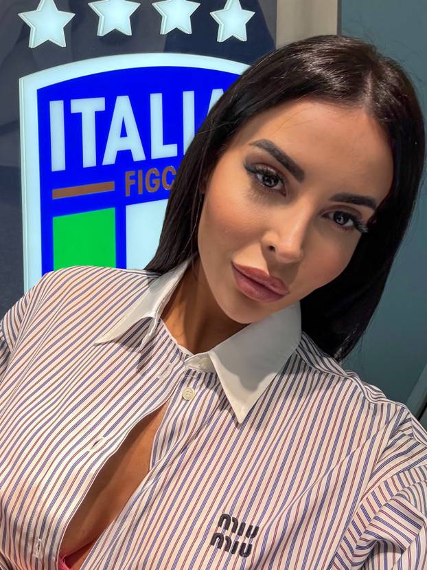 FOTO Tko je bujna TV voditeljica koja se fotkala gola? Šuškalo se da je imala aferu s legendom