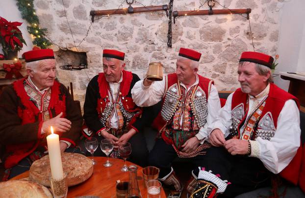 Blagdanski običaji na Badnjak i Božić na području Vrlike