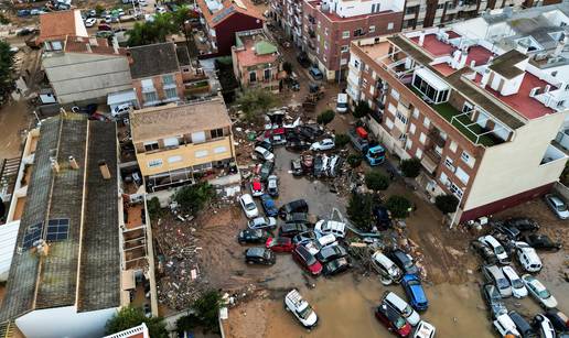 FOTO Poplave pustoše Gironu i Valenciju: Automobili plutaju ulicama, preko 200 mrtvih...