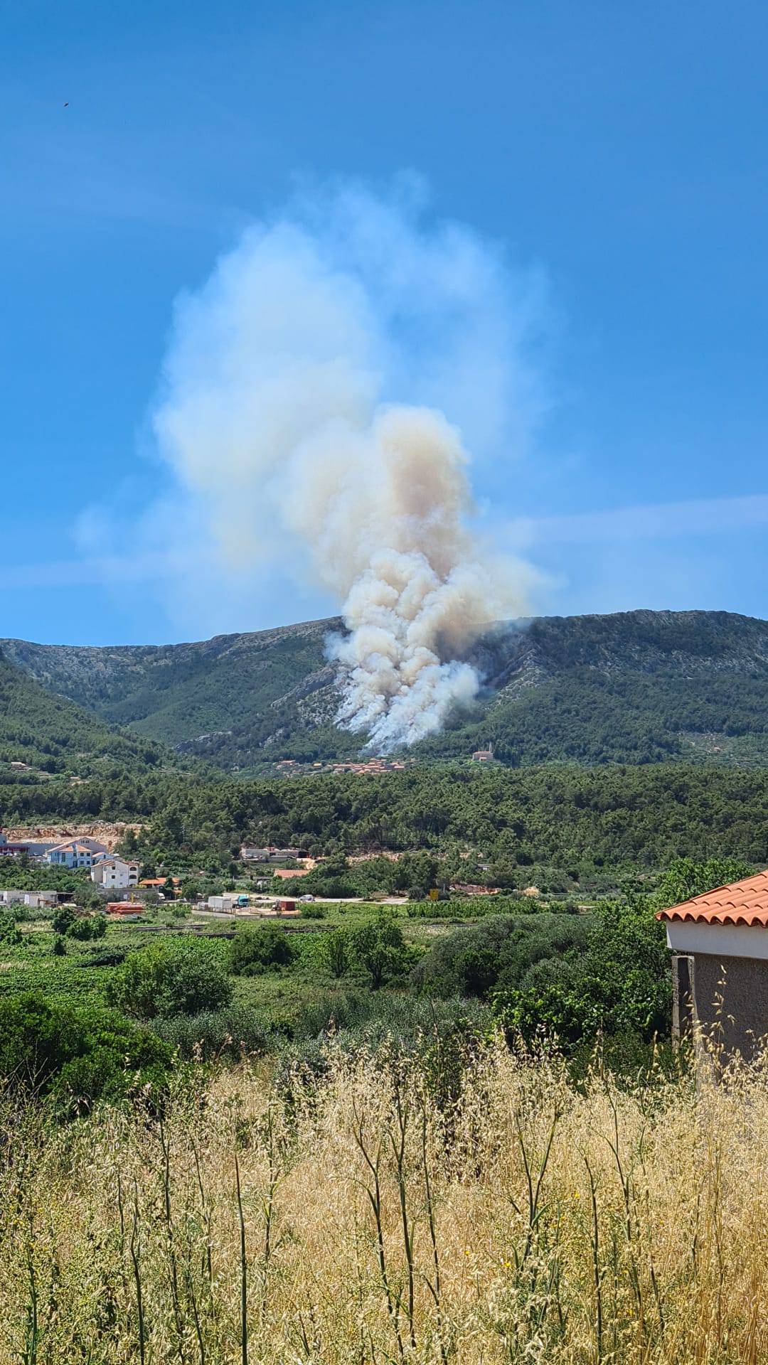 Veliki požari izbili na Braču i na Hvaru, s buktinjom se bore  sve snage s otoka, gase i kanaderi