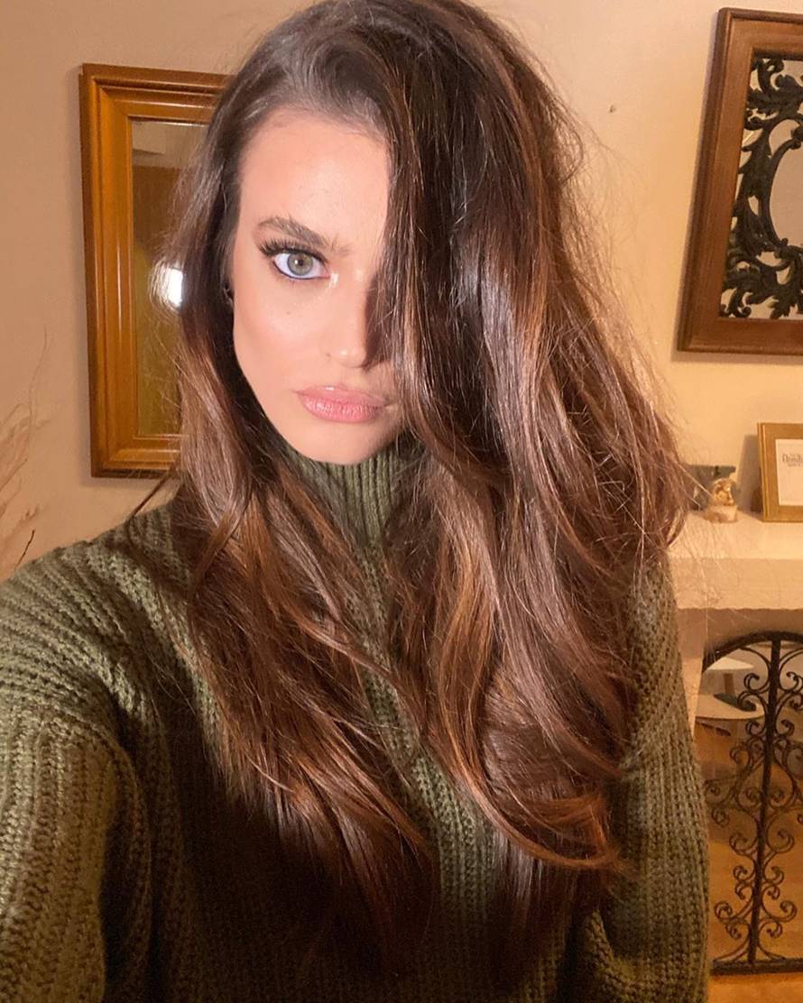 Lujo je u izolaciji s atraktivnom manekenkom: Šetaju šumom...