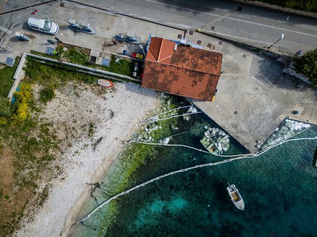 Fotografije iz zraka onečišćenja mora na Hvaru