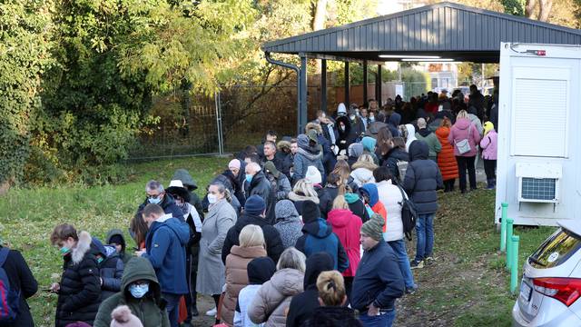 Zagreb: Gužve za testiranje na hripavac ispred HZJZ-a