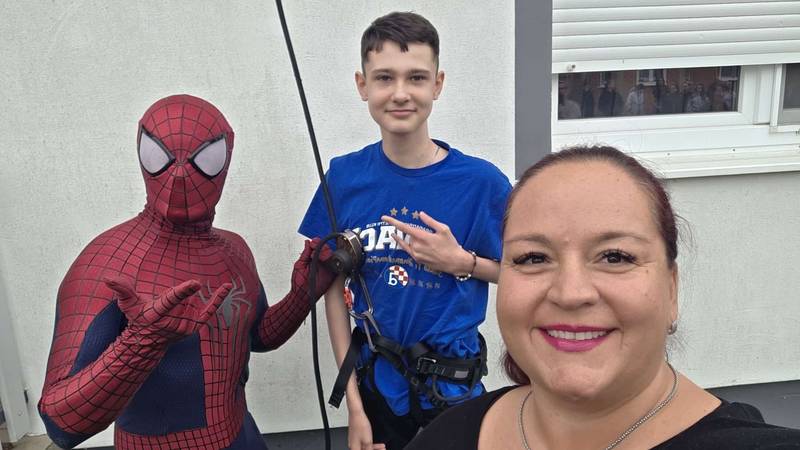VIDEO Spiderman iznenadio hrabrog Nou! 'Bio je jako sretan i iznenađen, visio je naopačke'