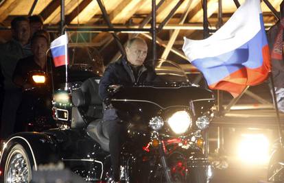 Macho Vladimir Putin došao je na festival bikera na motociklu