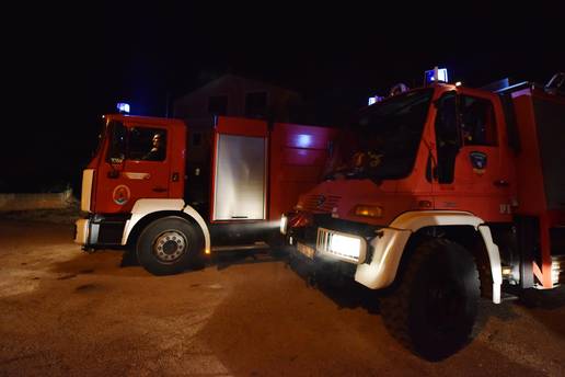 Ugasili po&zcaron;ar u stara&ccaron;kom domu s 250 &scaron;ti&cacute;enika u Zagrebu: Za sve je kriv adventski vijenac