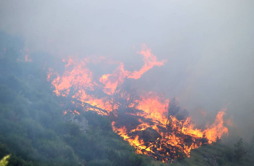 Kanader pomaže u gašenju, u Makarsku stiže i 150 vojnika