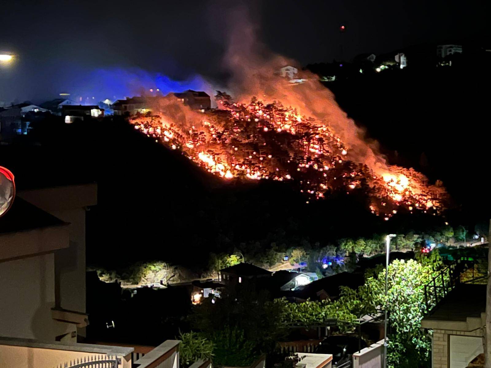 VIDEO Požar u Crikvenici je lokaliziran: 'Obranili smo kuće, do podneva bi ga mogli ugasiti'