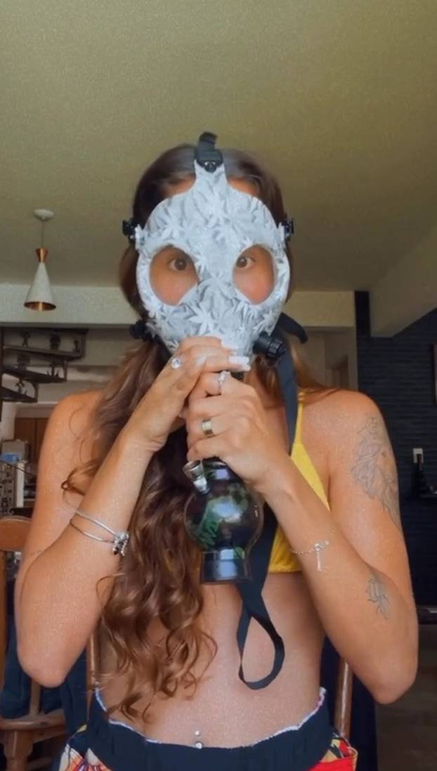 FOTO Ovo je uhićena 'Kraljica trave': Pozira u tangicama i toplesu.   Bila u bijegu od policije