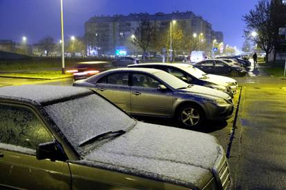 Napadao snijeg u Zagrebu i okolici, čeka vas čišćenje auta! Evo kakvo je stanje na cestama