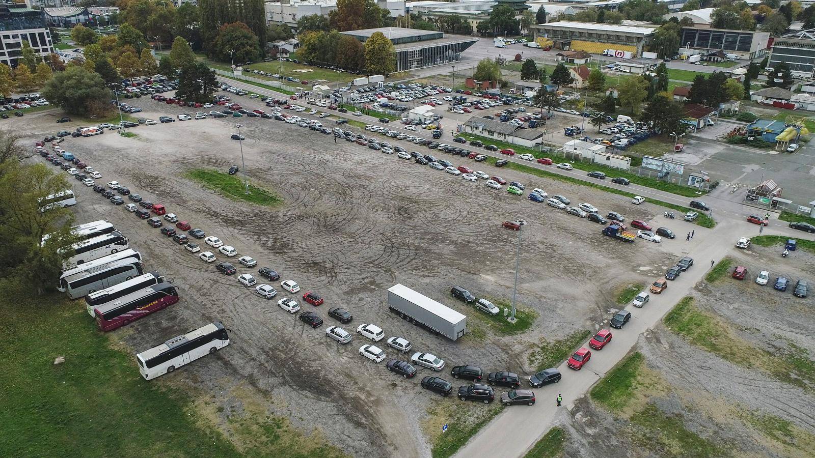 Fotografije iz zraka na gužve kod Velesajma gdje se građani testiraju na koronavirus