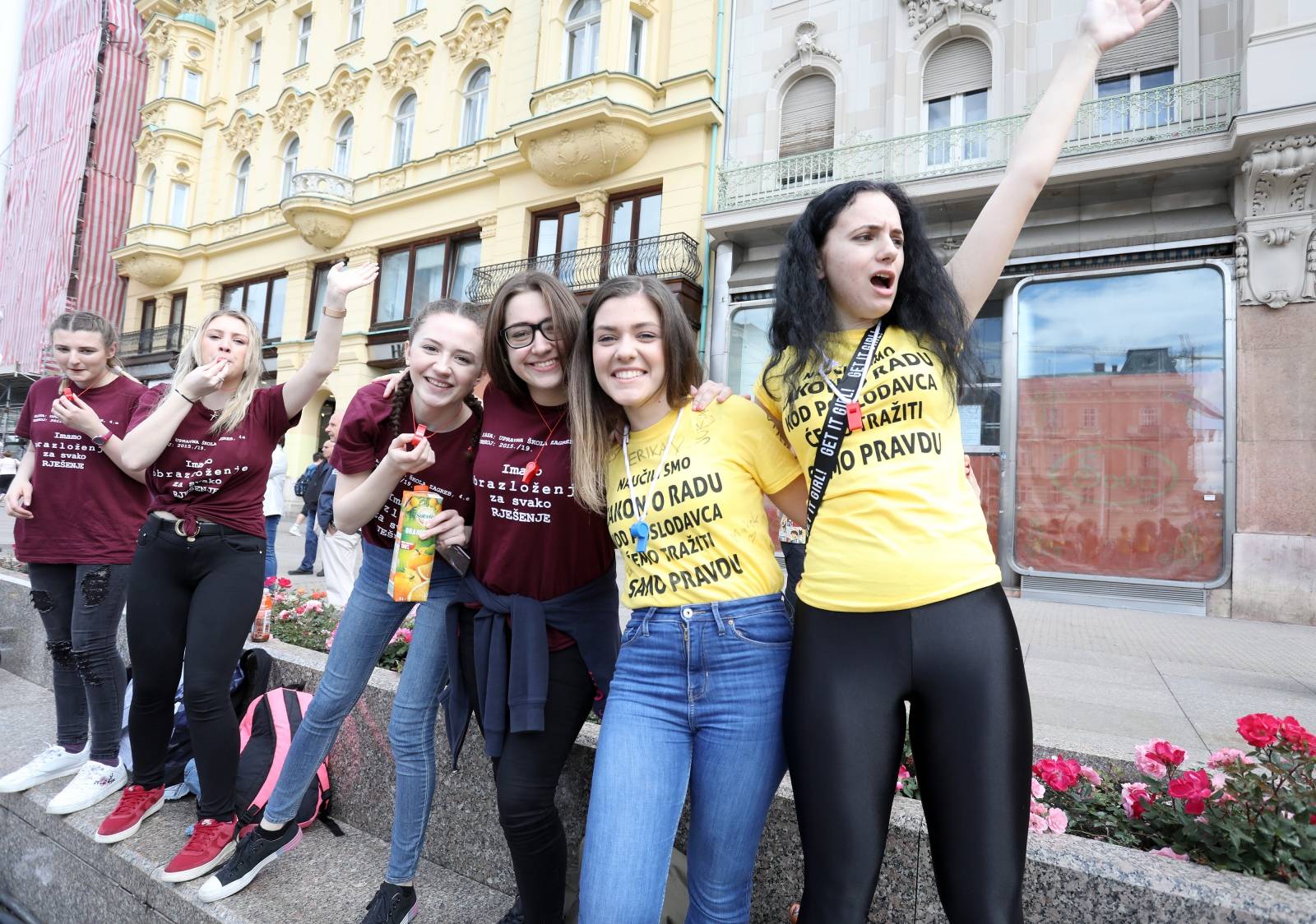 Zagreb: Okupljanje maturanata na Trgu bana JelaÄiÄa