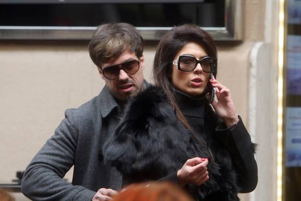 Zagreb: Dolores Lambaša prošetala špicom u društvu glumca Roberta Jozinovi?a