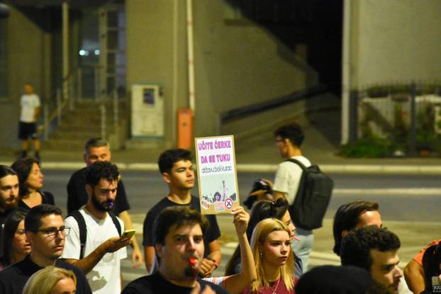 Niš: Ispred Osnovnog suda održan je prosvjed podrške pod nazivom "Svi smo mi Nikolina"