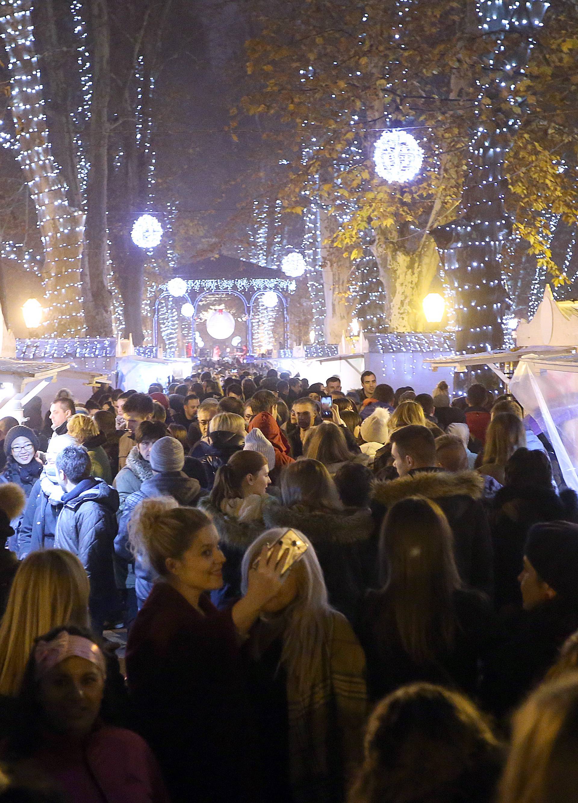 Počeo je Advent u Zagrebu: Na Zrinjevcu upalili tisuće lampica