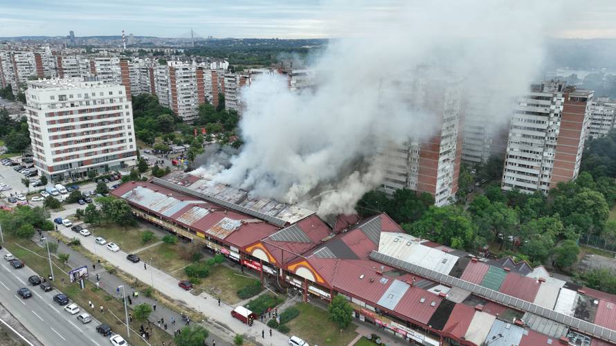 Beograd: Gašenje požara koji je jutros izbio u trgovačkom centru "Enjub"