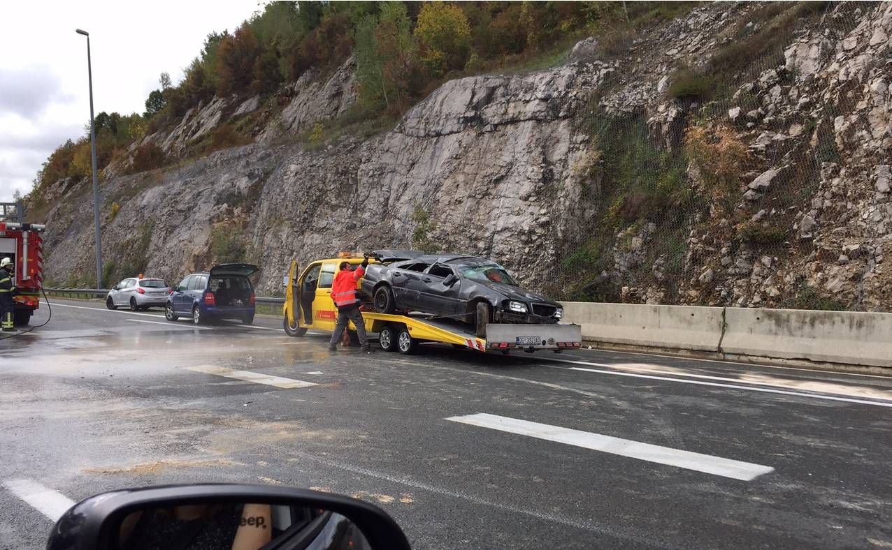 Jedan čovjek lakše ozlijeđen: Auto se prevrnuo kod Bosiljeva