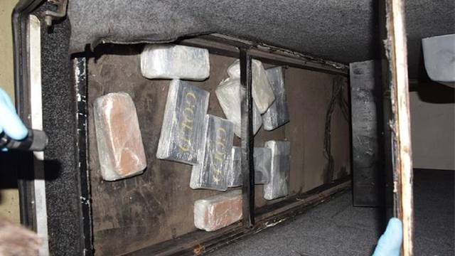 FOTO U autobusu iz Albanije dubrovačka policija pronašla pakiranja kokaina i heroina